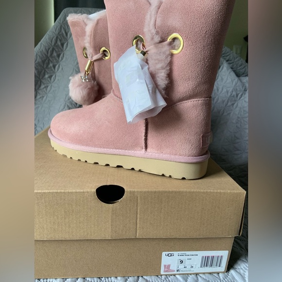 NWT UGG Sz 9 Irina Tessie Pom Pom - Picture 1 of 5